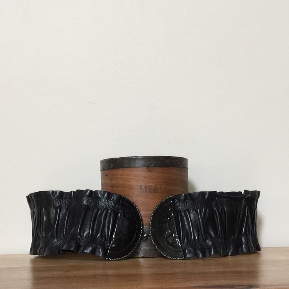 Black ruffled stretch belt with metal hook and loop buckle main image 5